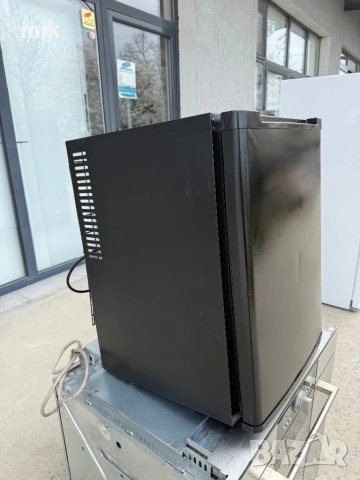 Малък черен хладилник - Мини бар, снимка 3 - Хладилници - 54213058