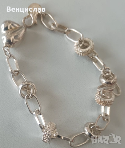 Продавам сребърна гривна,и сребърен ланец. 