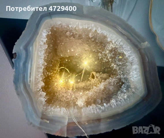 Естествена геода от ахат с кристална друза