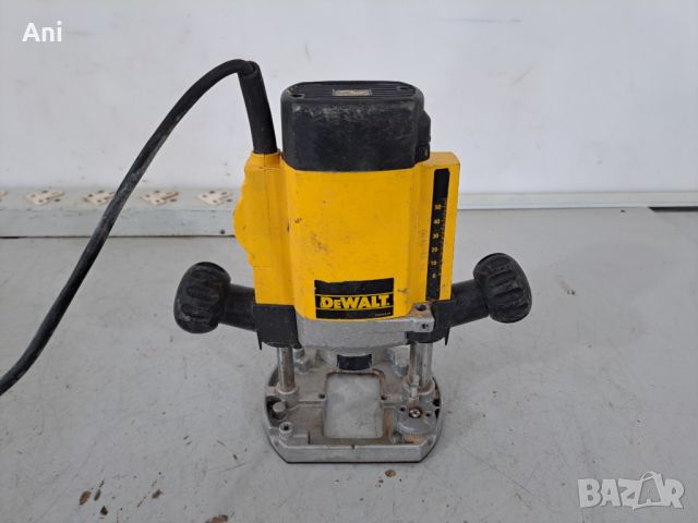 Оберфреза - Dewalt 110 v/ 900 W, снимка 1 - Други машини и части - 46375317