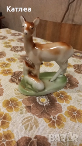Порцеланова сърна статуетка 
