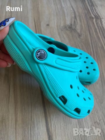 Оригинални светло зелени чехли Crocs ! 33-34 н, снимка 1 - Детски сандали и чехли - 46286620