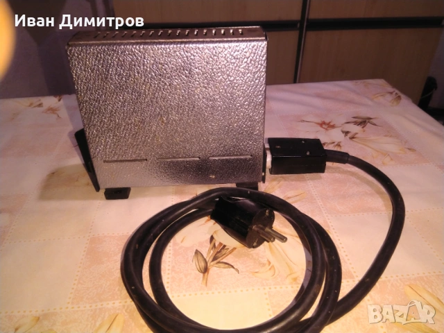 Тостер за препечени филии. Произведено в ГДР. 
