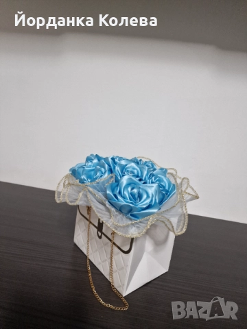 Сини вечни рози  в бяла чанта, снимка 2 - Декорация за дома - 51674104