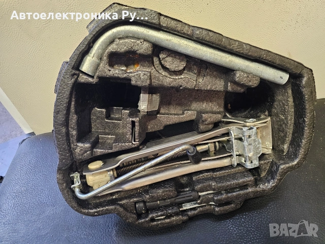 Оригинален крик за Volkswagen, Audi, Jetta, Golf, GTI, Beetle, Rabbit, Passat, 8L0011031A