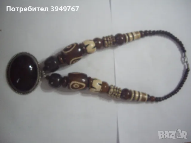 Старо много интересно колие с голям камък.