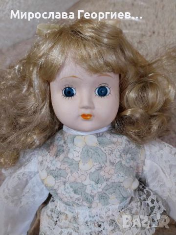 Стара порцеланова кукла с дълга руса коса, с флорална рокля декорирана с бяла дантела, 40 см висока, снимка 2 - Колекции - 45731946