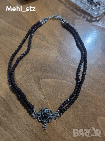 Сребърно антикварно колие с натурални гранати.