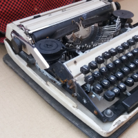 стара ръчна пишеща машина в куфар , снимка 1 - Антикварни и старинни предмети - 44993314