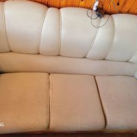 Бял ,кожен диван , снимка 1 - Дивани и мека мебел - 45429027
