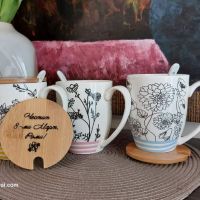 Чаша за чай с гравиран капак-подложка три цвята, снимка 1 - Сувенири от дърво - 45712151