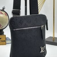 Мъжка чанта Louis Vuitton черна звезда реплика цип , снимка 1 - Чанти - 45527251
