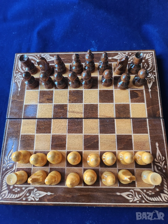 шах - с дърворезба + лакиран (+табла) р-р 26х26 см и пирографиран р-р 34х34 см,к-ти с фигури/пулове , снимка 1