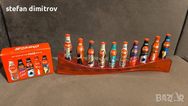 Coca Cola 100 години комплект бутилки, 10 мини алуминиеви бутилки с поставка, снимка 13 - Колекции - 51381111