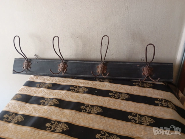 Стара закачалка за стена