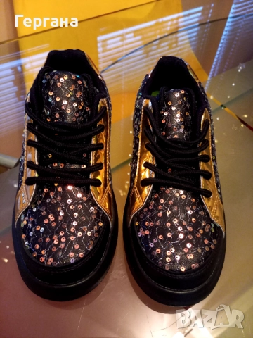 Нови маратонки с паети