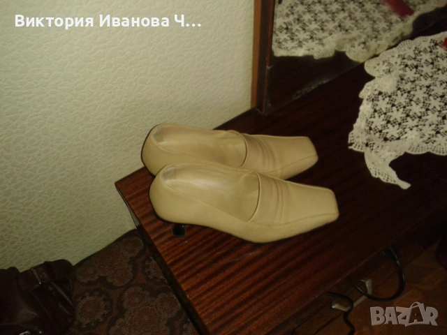 Нови  затворени бежови обувки 38н
