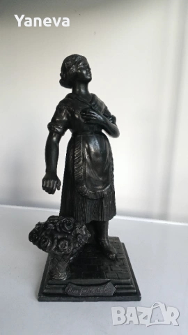 Френска, метална, антикварна статуетка  в романтичен стил, изобразяваща младо момиче с цветя. , снимка 3 - Статуетки - 54151864