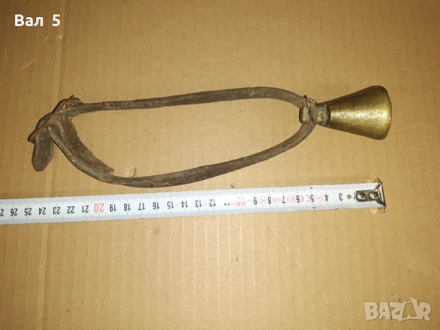 Старо бронзово звънче със стара кожена каишка , звънец