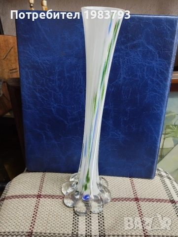 Висока и тънка ваза от Мурано стъкло.