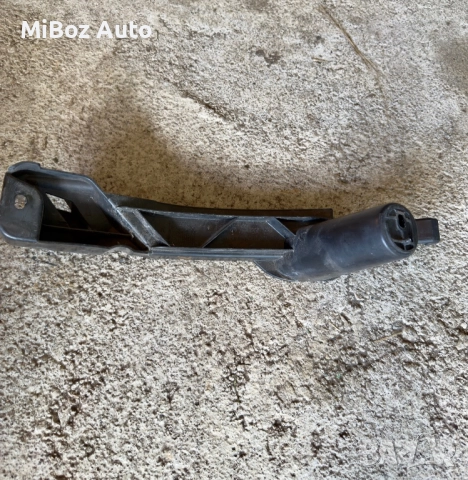 Държач десен предна броня Golf 5, снимка 2 - Части - 52235304