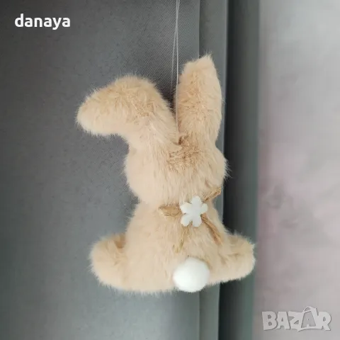 5784 Висяща великденска украса Пухкаво зайче с цвете, 9x7cm, снимка 2 - Декорация за дома - 49496397