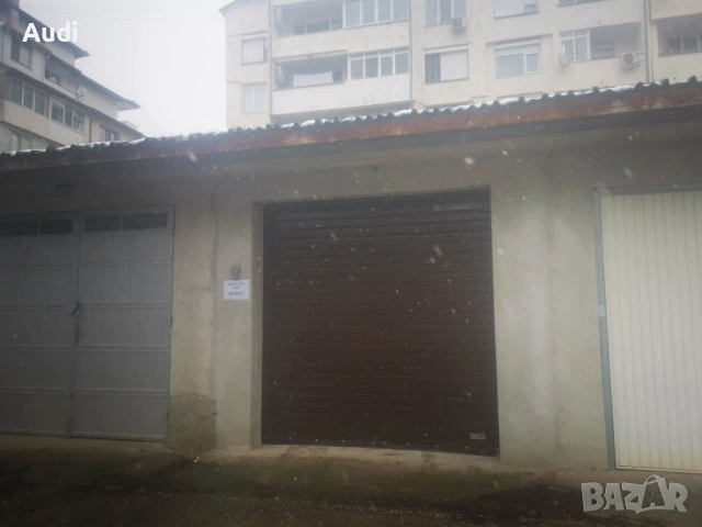 Собственик продавам масивен тухлен гараж с височина 4 метра кв. Зоната над PRAKTIKER Монтирана елект, снимка 8 - Гаражи и паркоместа - 53980974