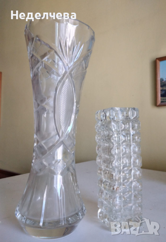Две стъклени вази 