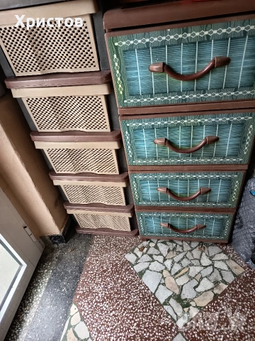 Два броя пластмасови шкафове