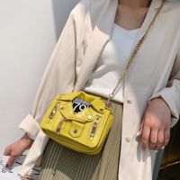 Лачена чантичка Yellow Jacket, снимка 8 - Чанти - 45350264