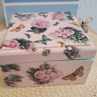 Ръчно изработена кутия голяма за бижута с декупаж с рози и пеперуди отвън пастелно розова , снимка 3 - Декорация за дома - 45467539