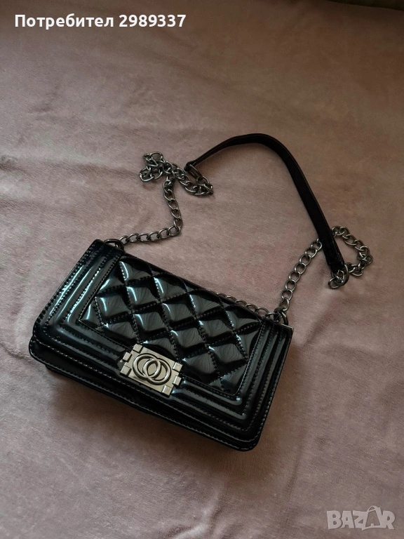 Черна лачена чанта с верижка - перфектна за вечер и ежедневие, снимка 1