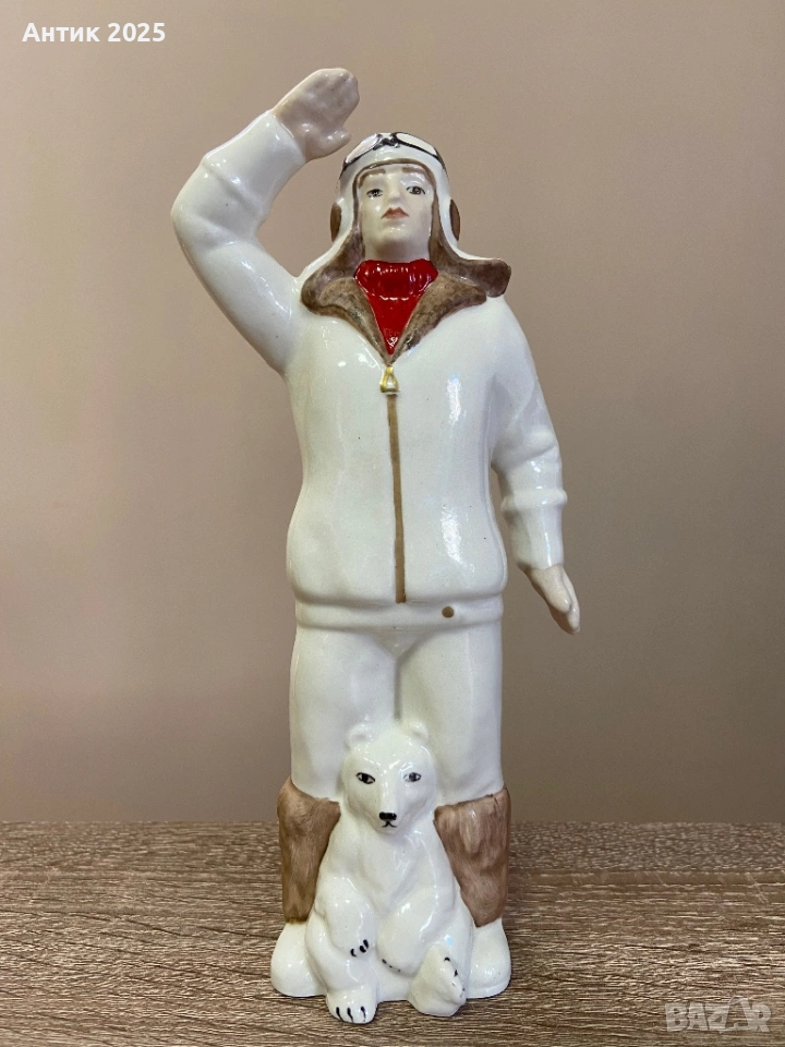 Винтидж порцеланова статуетка „Полярен летец с меченце“, Коростенски порцеланов завод, СССР, снимка 1