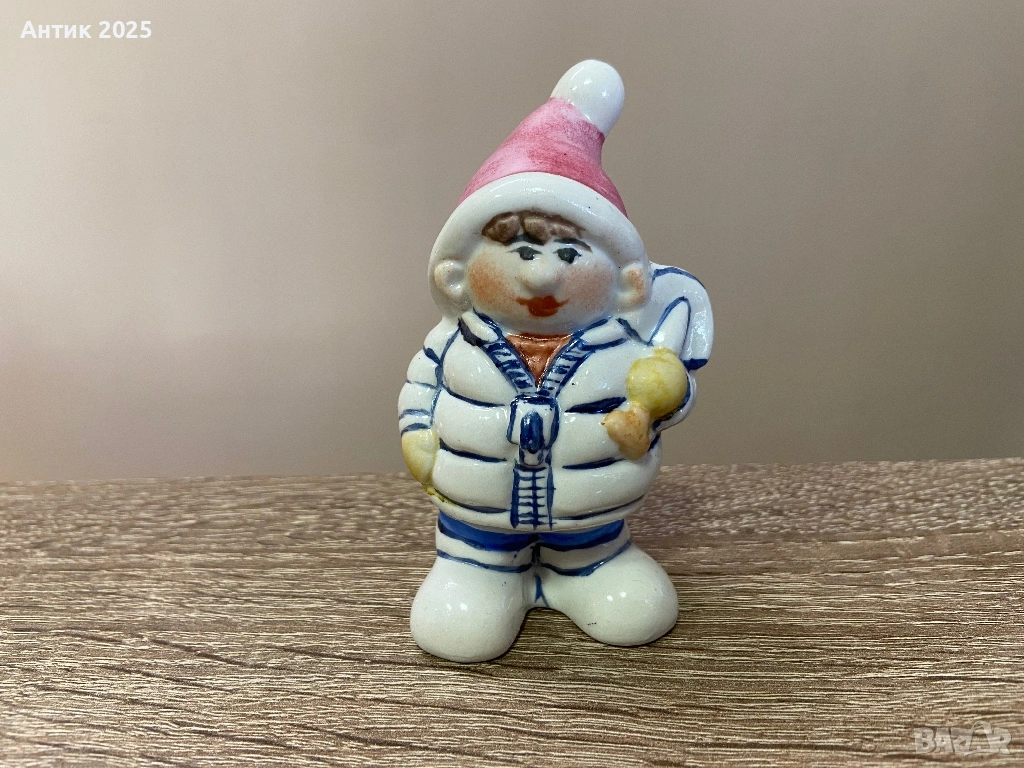 Порцеланова статуетка „Зимно момче с лопатка“, снимка 1