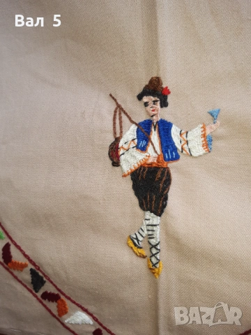 Бродирано каре , покривка с народни носии, снимка 5 - Антикварни и старинни предмети - 54288644