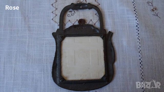 Метална поставка с форма на чайник с порцеланова плочка, на четири крачета., снимка 5 - Аксесоари за кухня - 45288571