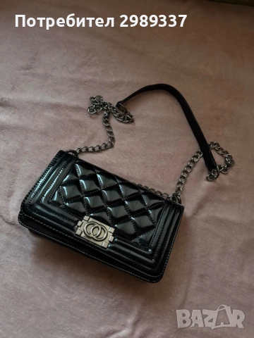 Черна лачена чанта с верижка - перфектна за вечер и ежедневие