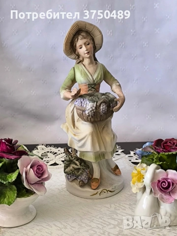 Фигурка на момиче с кошница грозде 