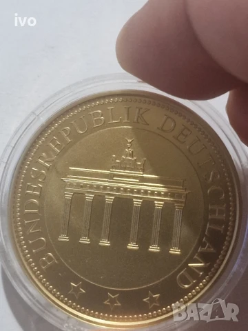 позлатен медал в капсула