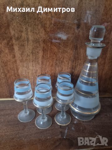 Антикварна стъклена гарафа бутилка шише с златен кант позлата и 5 чаши без забележки, снимка 1 - Антикварни и старинни предмети - 45653002