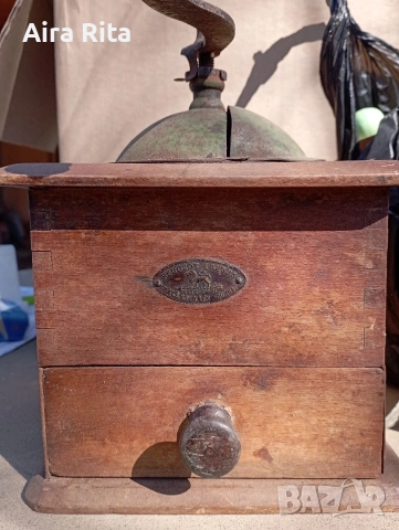 Стара Френска мелачка за подправки.