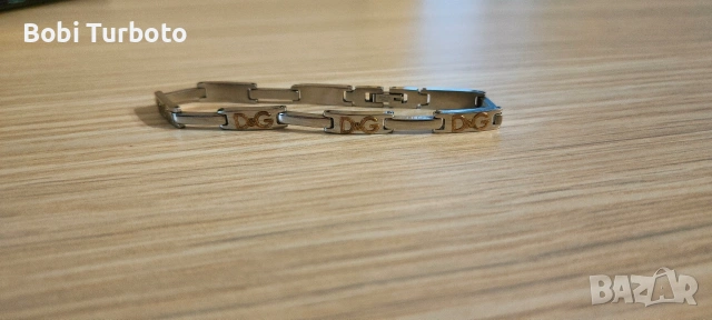 Елегантна гривна със златни орнаменти.