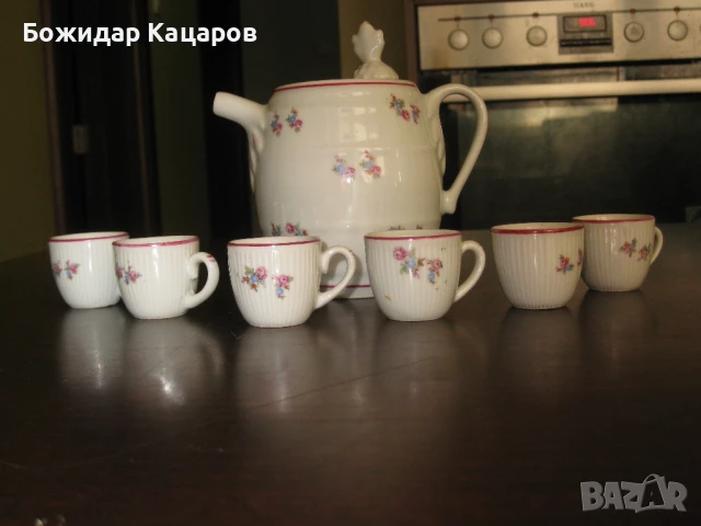 Ретро порцеланов комплект за греяна ракия, буре с капаче и 6 чашки, 37 лв
