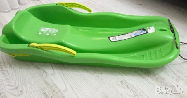 Продавам детска пластмасова шейна Race (Moni Race / Prosperplast) в отлично състояние