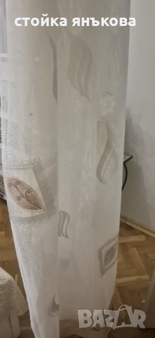 Продавам перде бяло с кафяви орнаменти готово за закачане. 