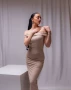 Бежова дълга рокля с цепка, снимка 2