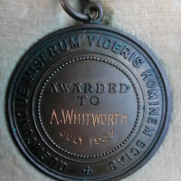 медал на корпуса на спасителната гвардия кралско общество за спасяване на животи 1937г, снимка 1 - Антикварни и старинни предмети - 45017307