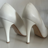 Бели кожени обувки , снимка 2 - Дамски обувки на ток - 44938526