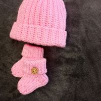 плетена шапка и чорапи за новородено, снимка 2 - Комплекти за бебе - 45930689