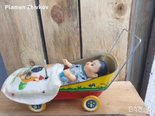 стара метална играчка /кукла в метална детска количка / 